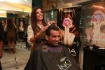 Zaheer Khan at L_Oreal Professionnel INOA gives Zaheer Khan a makeover in Kromakay, Juhu, Mumbai on 10th Feb 2011 (2).JPG